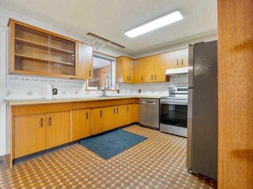 1114 Great Lakes Road South, Lethbridge, AB - Indoor Photo Showing Kitchen