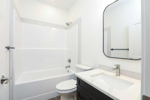 562 Malahat Green West, Lethbridge, AB - Indoor Photo Showing Bathroom