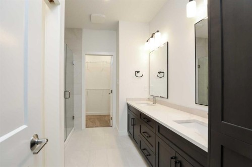562 Malahat Green West, Lethbridge, AB - Indoor Photo Showing Bathroom