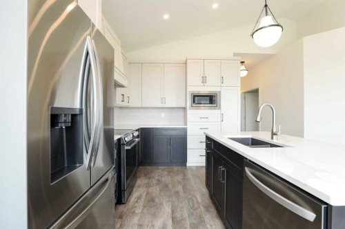 562 Malahat Green West, Lethbridge, AB - Indoor Photo Showing Kitchen With Stainless Steel Kitchen With Double Sink With Upgraded Kitchen