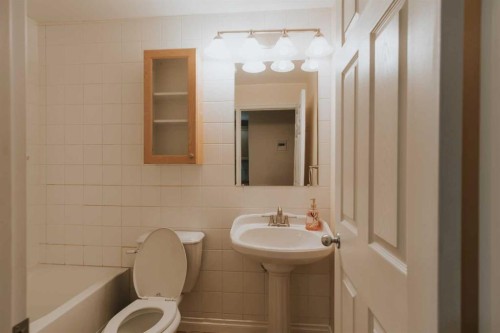 2-218 Mayor Magrath Drive North, Lethbridge, AB - Indoor Photo Showing Bathroom