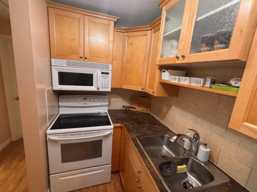 2-222 Mayor Magrath Drive North, Lethbridge, AB - Indoor Photo Showing Kitchen