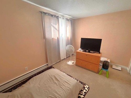 2-222 Mayor Magrath Drive North, Lethbridge, AB - Indoor Photo Showing Bedroom
