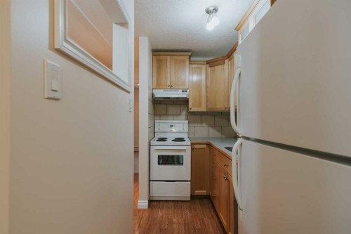 2-222 Mayor Magrath Drive North, Lethbridge, AB - Indoor Photo Showing Kitchen