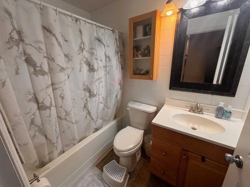 2-222 Mayor Magrath Drive North, Lethbridge, AB - Indoor Photo Showing Bathroom