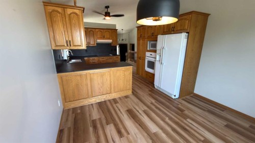 47 Chilcotin Crescent West, Lethbridge, AB - Indoor Photo Showing Kitchen