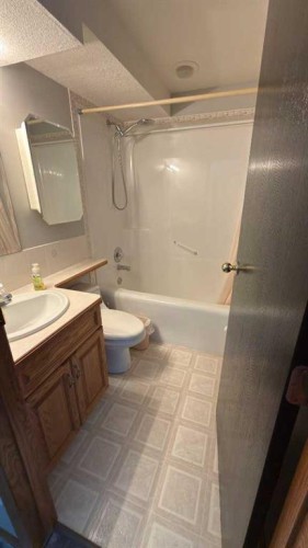 47 Chilcotin Crescent West, Lethbridge, AB - Indoor Photo Showing Bathroom