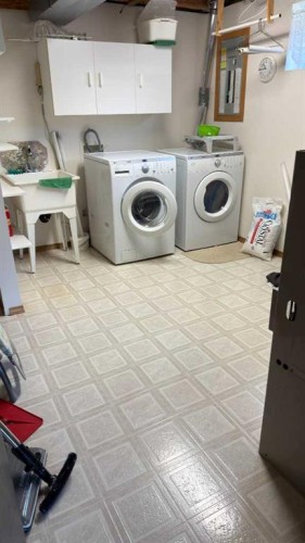 47 Chilcotin Crescent West, Lethbridge, AB - Indoor Photo Showing Laundry Room