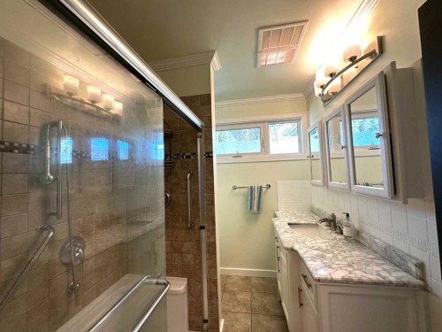 1806 13 Avenue South, Lethbridge, AB - Indoor Photo Showing Bathroom