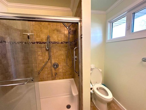 1806 13 Avenue South, Lethbridge, AB - Indoor Photo Showing Bathroom