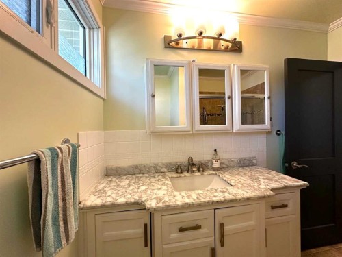 1806 13 Avenue South, Lethbridge, AB - Indoor Photo Showing Bathroom