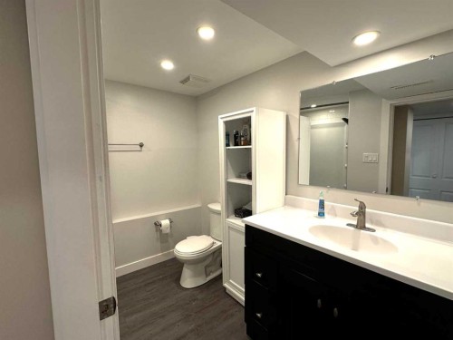 1806 13 Avenue South, Lethbridge, AB - Indoor Photo Showing Bathroom