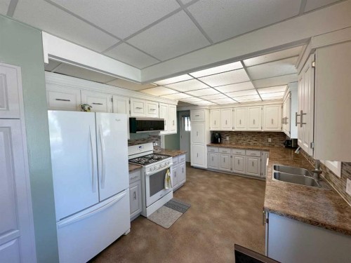 1806 13 Avenue South, Lethbridge, AB - Indoor Photo Showing Kitchen With Double Sink