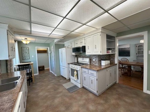 1806 13 Avenue South, Lethbridge, AB - Indoor Photo Showing Kitchen