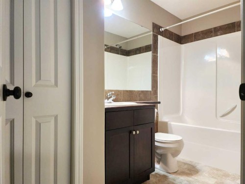731 Silkstone Close West, Lethbridge, AB - Indoor Photo Showing Bathroom