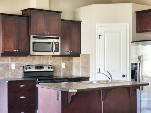 731 Silkstone Close West, Lethbridge, AB - Indoor Photo Showing Kitchen
