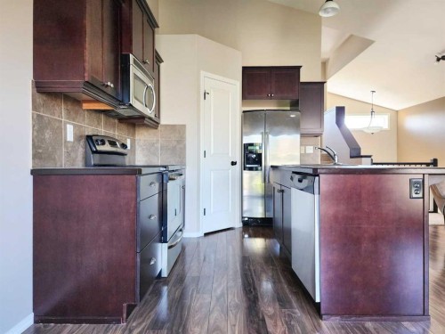 731 Silkstone Close West, Lethbridge, AB - Indoor Photo Showing Kitchen