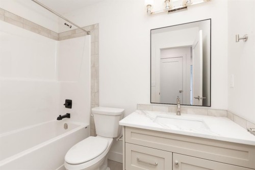 558 Malahat Green West, Lethbridge, AB - Indoor Photo Showing Bathroom