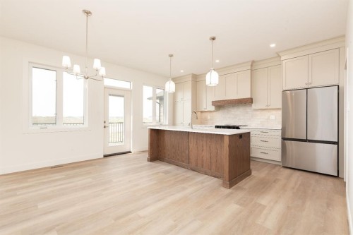 558 Malahat Green West, Lethbridge, AB - Indoor Photo Showing Kitchen With Upgraded Kitchen