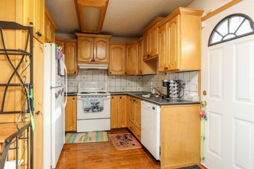 210 Macewan Street, Granum, AB - Indoor Photo Showing Kitchen