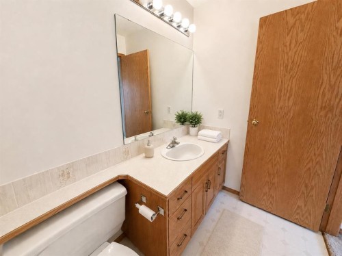 241 Fairway Drive, Coaldale, AB - Indoor Photo Showing Bathroom