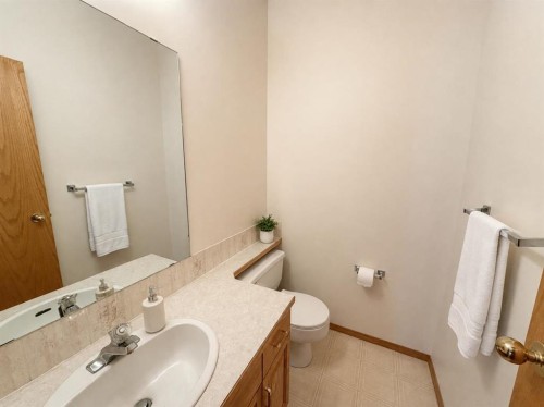 241 Fairway Drive, Coaldale, AB - Indoor Photo Showing Bathroom
