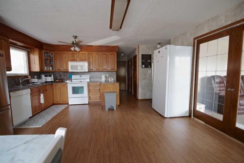 4627 50 Avenue, Taber, AB - Indoor Photo Showing Kitchen