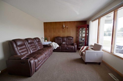 4627 50 Avenue, Taber, AB - Indoor Photo Showing Living Room