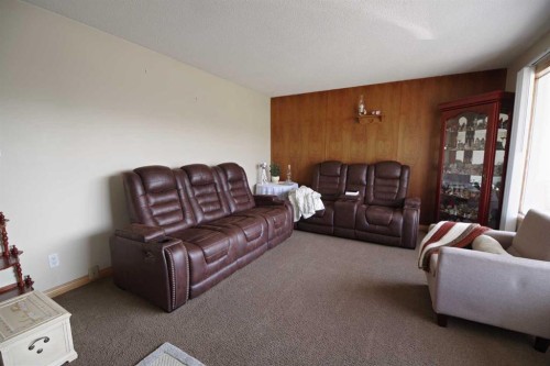 4627 50 Avenue, Taber, AB - Indoor Photo Showing Living Room