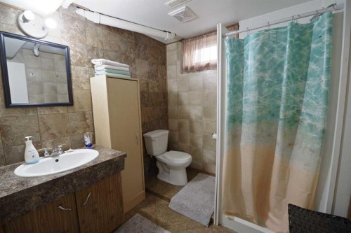 4627 50 Avenue, Taber, AB - Indoor Photo Showing Bathroom