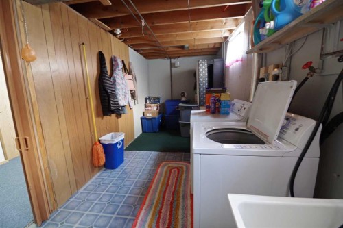 4627 50 Avenue, Taber, AB - Indoor Photo Showing Laundry Room