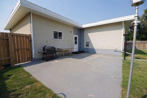 4627 50 Avenue, Taber, AB - Outdoor