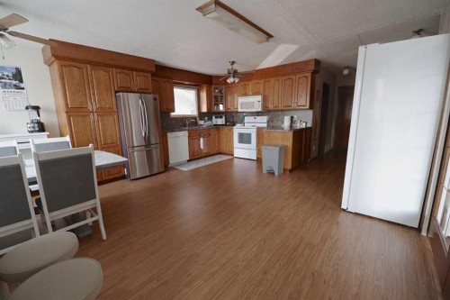 4627 50 Avenue, Taber, AB - Indoor Photo Showing Kitchen