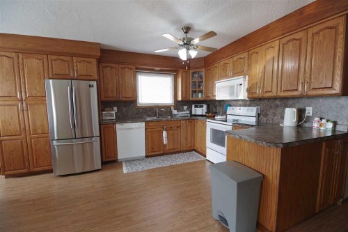 4627 50 Avenue, Taber, AB - Indoor Photo Showing Kitchen