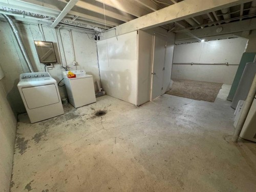36-55 Lemoyne Crescent West, Lethbridge, AB - Indoor Photo Showing Laundry Room
