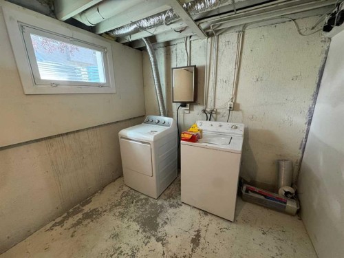 36-55 Lemoyne Crescent West, Lethbridge, AB - Indoor Photo Showing Laundry Room