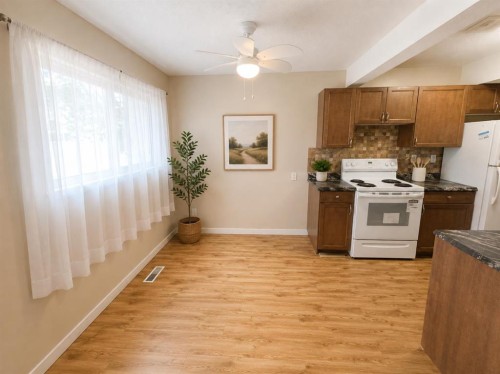 36-55 Lemoyne Crescent West, Lethbridge, AB - Indoor Photo Showing Kitchen