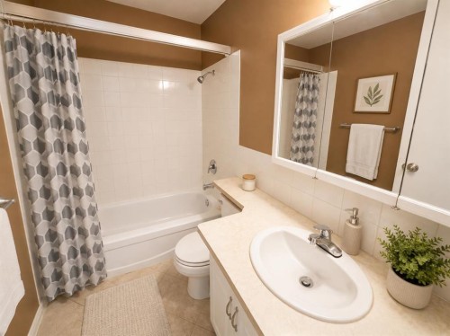 36-55 Lemoyne Crescent West, Lethbridge, AB - Indoor Photo Showing Bathroom