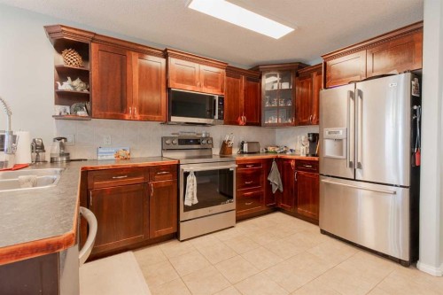 607 52 Avenue Close, Coalhurst, AB - Indoor Photo Showing Kitchen With Double Sink