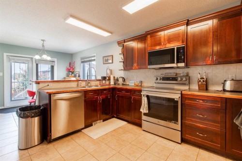 607 52 Avenue Close, Coalhurst, AB - Indoor Photo Showing Kitchen