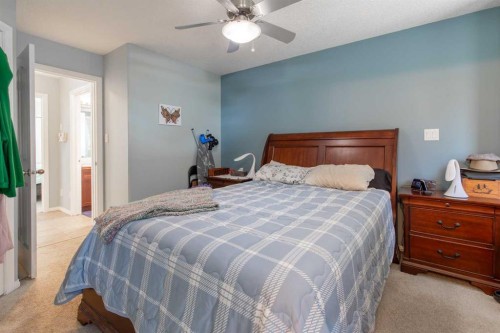 607 52 Avenue Close, Coalhurst, AB - Indoor Photo Showing Bedroom