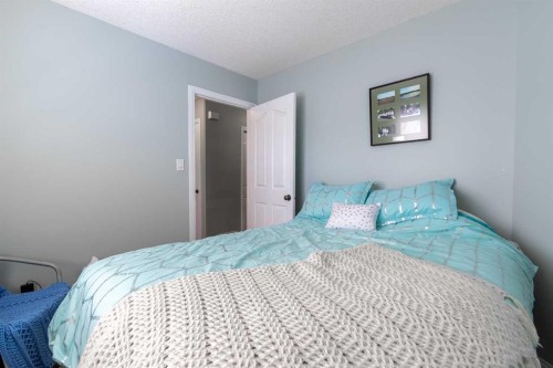 607 52 Avenue Close, Coalhurst, AB - Indoor Photo Showing Bedroom