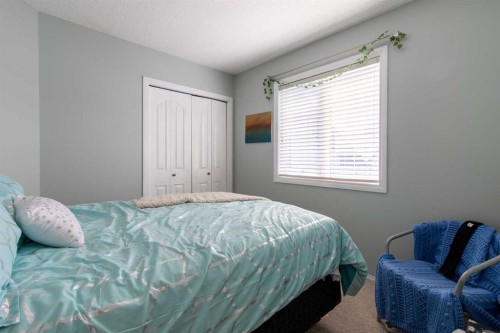 607 52 Avenue Close, Coalhurst, AB - Indoor Photo Showing Bedroom