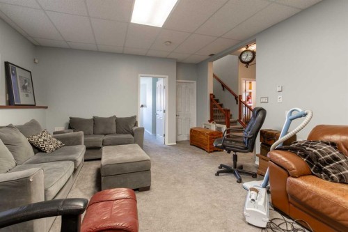 607 52 Avenue Close, Coalhurst, AB - Indoor Photo Showing Living Room
