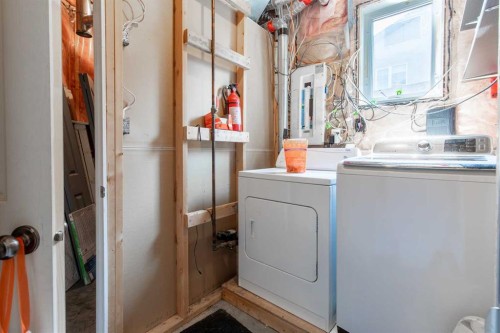 607 52 Avenue Close, Coalhurst, AB - Indoor Photo Showing Laundry Room