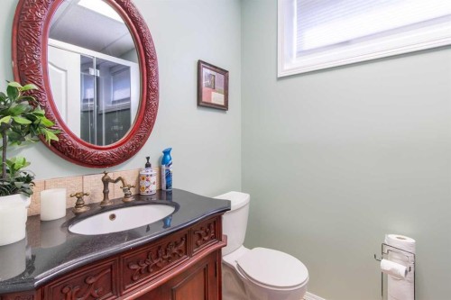 607 52 Avenue Close, Coalhurst, AB - Indoor Photo Showing Bathroom