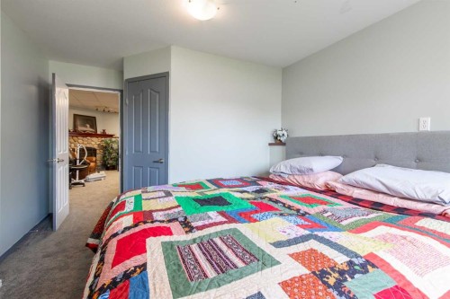 607 52 Avenue Close, Coalhurst, AB - Indoor Photo Showing Bedroom