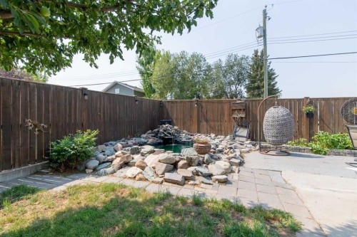 607 52 Avenue Close, Coalhurst, AB - Outdoor