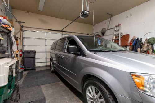 607 52 Avenue Close, Coalhurst, AB - Indoor Photo Showing Garage