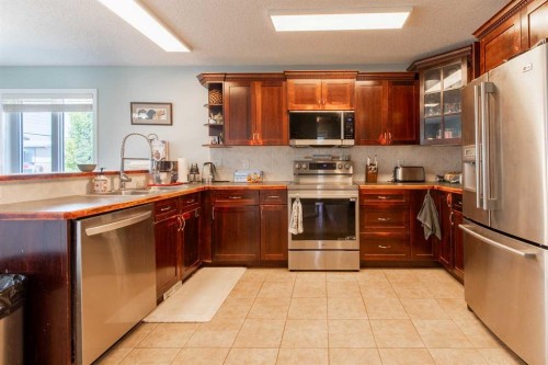 607 52 Avenue Close, Coalhurst, AB - Indoor Photo Showing Kitchen